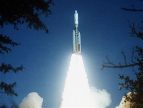 voyagers 1 and 2 launched